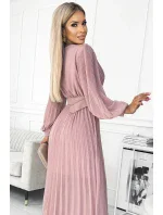 KLARA Plisované dámské šaty v pudrově růžové barvě s výstřihem a opaskem model 18330495 - numoco basic KLARA Plisované dámské šaty v pudrově růžové barvě s výstřihem a opaskem model 18330495 - numoco basic