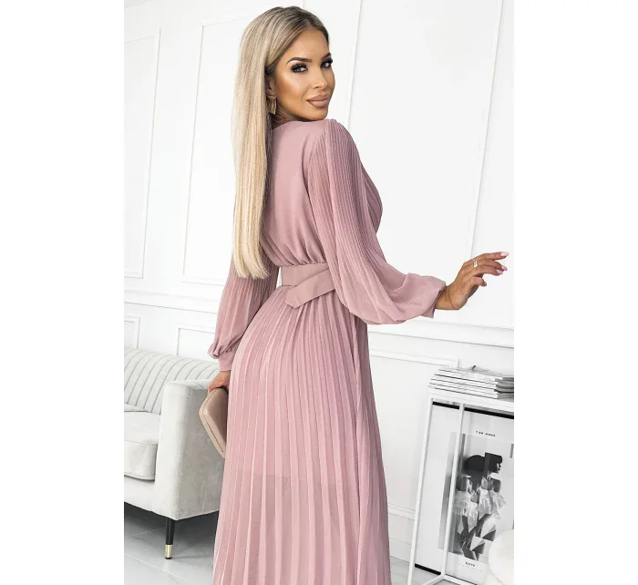 KLARA Plisované dámské šaty v pudrově růžové barvě s výstřihem a opaskem model 18330495 - numoco basic KLARA Plisované dámské šaty v pudrově růžové barvě s výstřihem a opaskem model 18330495 - numoco basic