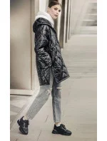 Černá prošívaná dámská oversize bunda s kapucí model 20471205 - Ann Gissy Černá prošívaná dámská oversize bunda s kapucí model 20471205 - Ann Gissy