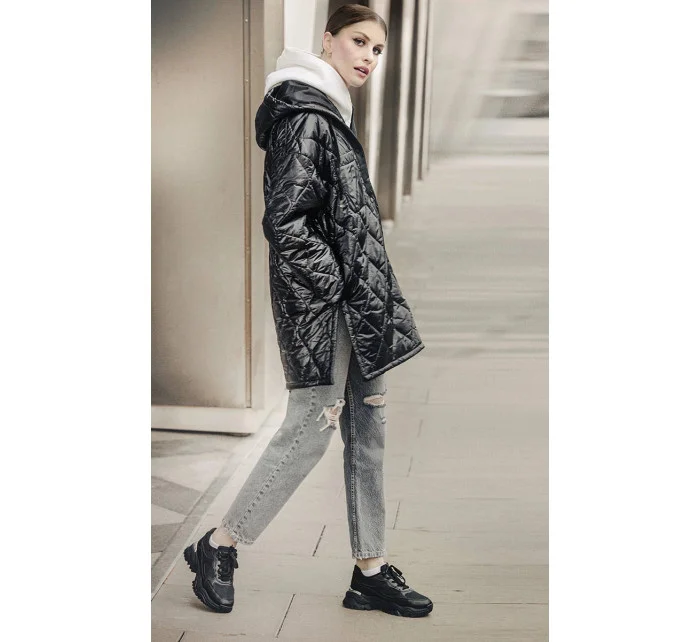 Černá prošívaná dámská oversize bunda s kapucí model 20471205 - Ann Gissy Černá prošívaná dámská oversize bunda s kapucí model 20471205 - Ann Gissy