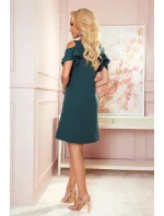 Trapézové dámské šaty v lahvově zelené barvě s volánky na ramenou model 17009601 - numoco Trapézové dámské šaty v lahvově zelené barvě s volánky na ramenou model 17009601 - numoco