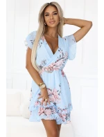 468-3 PATRIZIA šaty s obálkovým výstrihom, opaskom a krátkymi rukávmi - MODRÁ S RŮŽOU 468-3 PATRIZIA šaty s obálkovým výstrihom, opaskom a krátkymi rukávmi - MODRÁ S RŮŽOU