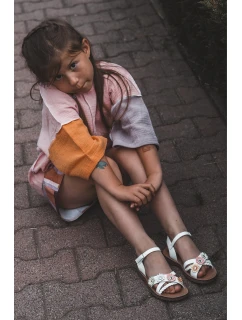 Sandałki Dziecięce Zapinane Na Rzep Z Kwiatkami Białe Nestalee