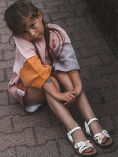 Sandałki Dziecięce Zapinane Na Rzep Z Kwiatkami Białe Nestalee