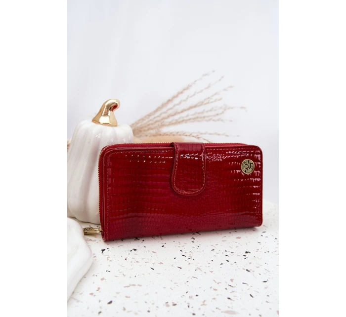 Lakovaná dámska peňaženka s reliéfom a zlatými detailmi Evlinne - červená