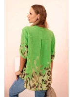 Dámske bavlnené tričko s vyhrnutými rukávmi a zvieracím vzorom zelenej farby