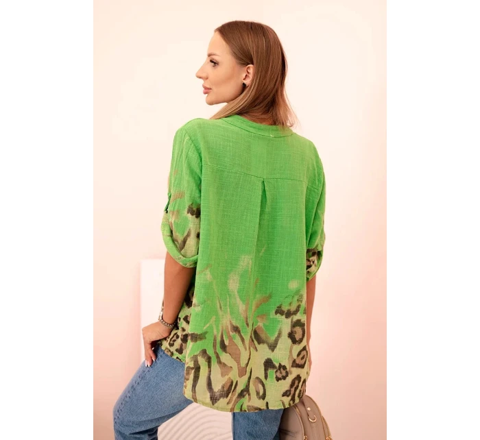 Dámske bavlnené tričko s vyhrnutými rukávmi a zvieracím vzorom zelenej farby