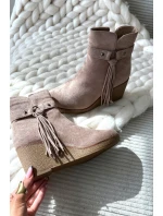 Zateplené dámské kotníkové boty na platformě s třásněmi béžové model 21711536 - Boto Zateplené dámské kotníkové boty na platformě s třásněmi béžové model 21711536 - Boto