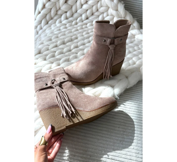 Zateplené dámské kotníkové boty na platformě s třásněmi béžové model 21711536 - Boto Zateplené dámské kotníkové boty na platformě s třásněmi béžové model 21711536 - Boto