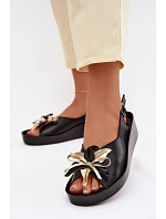 Kožené dámské sandály s ozdobou model 22133641 Černé - S.Barski