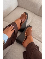 Dámské nazouváky na platformě se zlatými přezkami camel model 21918866 - Boto Dámské nazouváky na platformě se zlatými přezkami camel model 21918866 - Boto