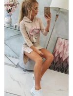 Šaty s delšími zády a barevným potiskem béžové barvy Šaty s delšími zády a barevným potiskem béžové barvy