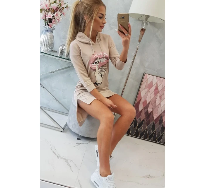 Šaty s delšími zády a barevným potiskem béžové barvy Šaty s delšími zády a barevným potiskem béžové barvy