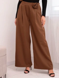 Dámske elegantné nohavice so širokými nohavicami a ozdobným kvetom svetlohnedej farby