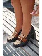 Dámské polobotky na podpatku s a zlatým detailem model 21709866 - Boto