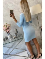 Přiléhavé šaty s modrým výstřihem Přiléhavé šaty s modrým výstřihem