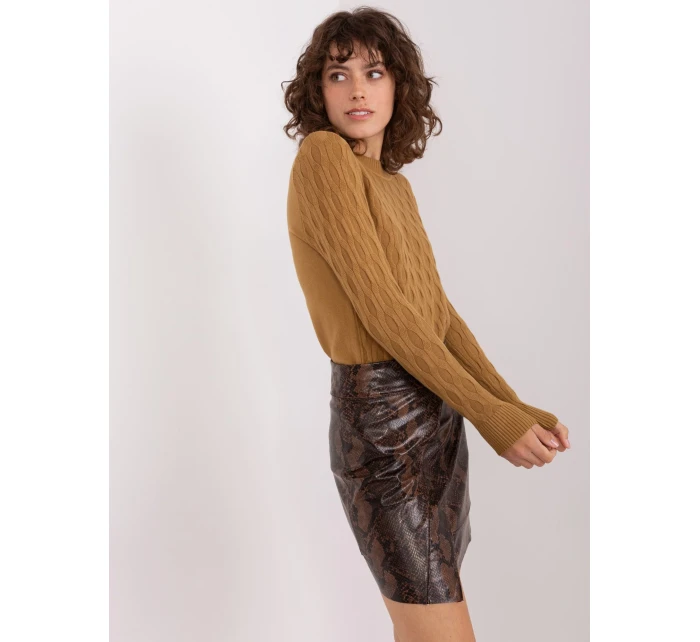 Sweter AT SW camelowy model 19011836 - FPrice Sweter AT SW camelowy model 19011836 - FPrice