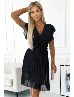 Černé dámské šifonové plisované šaty s výstřihem a volánky model 19456656 - numoco basic Černé dámské šifonové plisované šaty s výstřihem a volánky model 19456656 - numoco basic