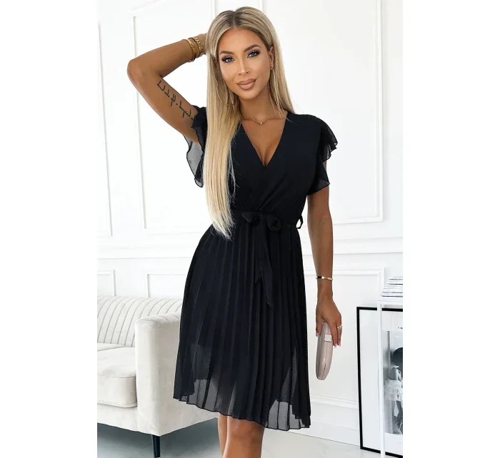 Černé dámské šifonové plisované šaty s výstřihem a volánky model 19456656 - numoco basic Černé dámské šifonové plisované šaty s výstřihem a volánky model 19456656 - numoco basic