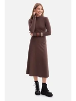 model 21379832 Žebrované midi šaty s asymetrickým pasem hnědé - BeWear