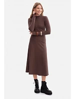 B299 Rebrované midi šaty s asymetrickým pásom - hnedé