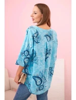 Dámská bavlněná blůza s ohrnovacími rukávy a vzorem model 21202213 - K-Fashion Dámská bavlněná blůza s ohrnovacími rukávy a vzorem model 21202213 - K-Fashion