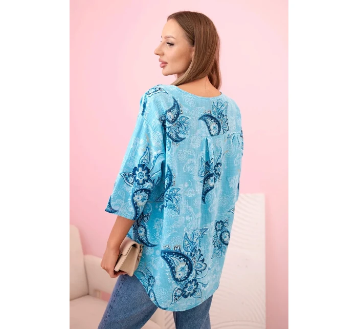 Dámská bavlněná blůza s ohrnovacími rukávy a vzorem model 21202213 - K-Fashion Dámská bavlněná blůza s ohrnovacími rukávy a vzorem model 21202213 - K-Fashion