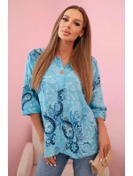 Dámská bavlněná blůza s ohrnovacími rukávy a vzorem model 21202213 - K-Fashion Dámská bavlněná blůza s ohrnovacími rukávy a vzorem model 21202213 - K-Fashion