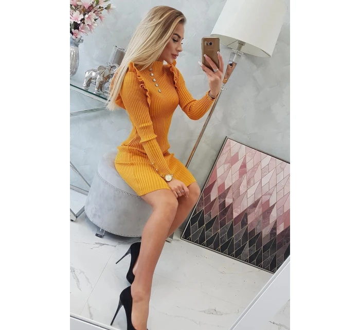 Priliehavé svetrové šaty s gombíkmi horčicovej farby