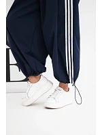 Dámský bavlněný komplet s oversized kalhotami a model 22294724 lampasy modrý - K-Fashion Dámský bavlněný komplet s oversized kalhotami a model 22294724 lampasy modrý - K-Fashion