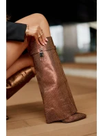 Ozdobené nazouvací kozačky na jehlovém podpatku s ohrnutým svrškem hnědé model 21677841 - Boto