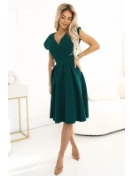 SCARLETT Zelené rozšířené dámské šaty s přeloženým obálkovým výstřihem model 20864405 - numoco
