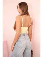 Dámska blúzka bez ramienok, s volánikmi a véčkovým výstrihom žltá Dámska blúzka bez ramienok, s volánikmi a véčkovým výstrihom žltá