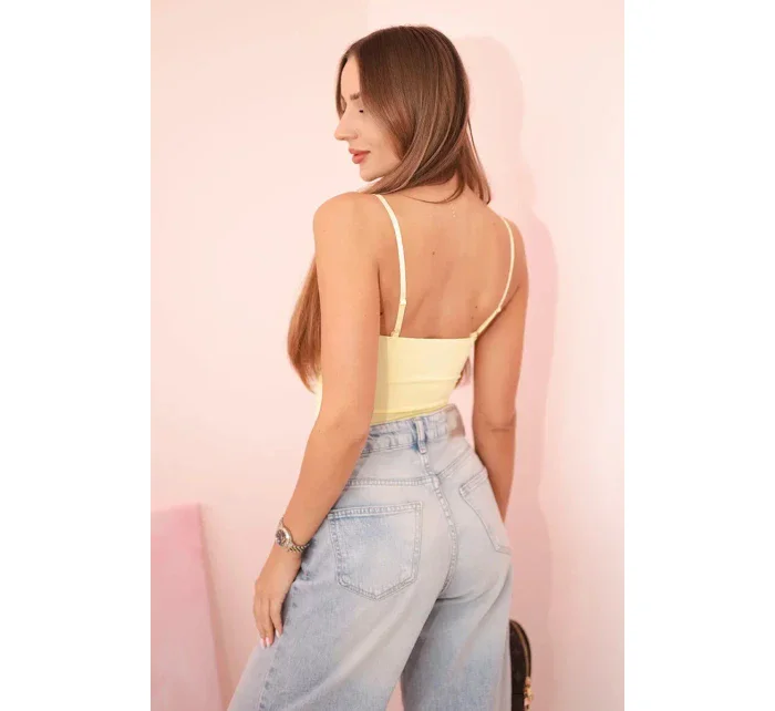 Dámska blúzka bez ramienok, s volánikmi a véčkovým výstrihom žltá Dámska blúzka bez ramienok, s volánikmi a véčkovým výstrihom žltá