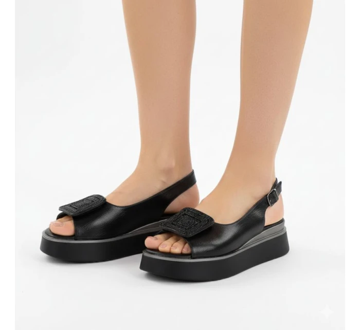 Dámske sandále na hrubej platforme čierne Potocki SZ12590