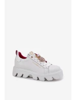 Kožené tenisky s ozdobnou broží  bílé model 21694817 - CheBello