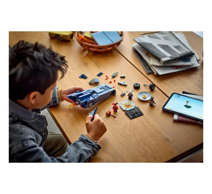 LEGO Super Heroes 76274 Batman s batmobilom vs. Harley Quinn a pán Freeze