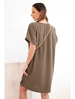 Dámske šaty s krátkym rukávom a retiazkou v hnedej farbe