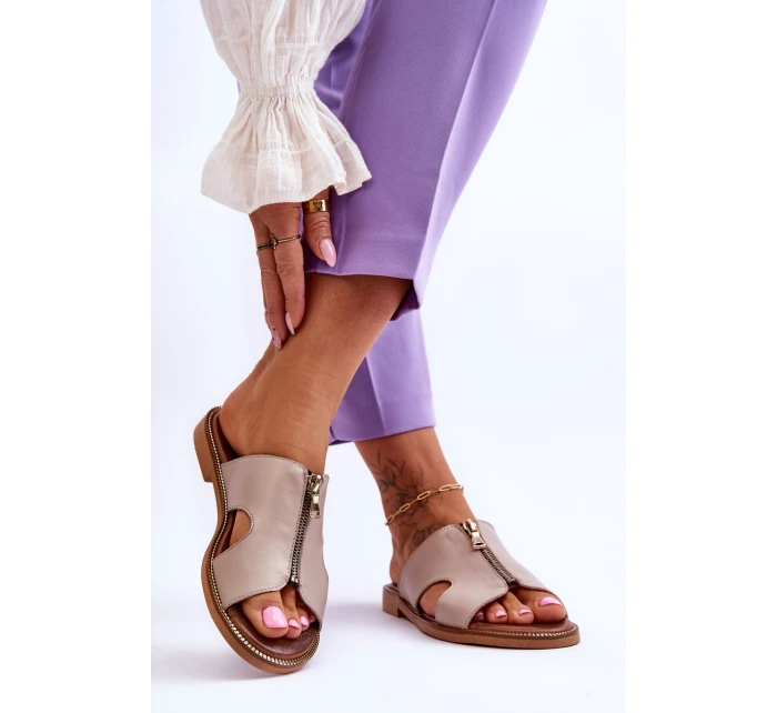 Damskie Klapki Z Ozdobnym Zamkiem Beżowe Lemar Clarence Damskie Klapki Z Ozdobnym Zamkiem Beżowe Lemar Clarence