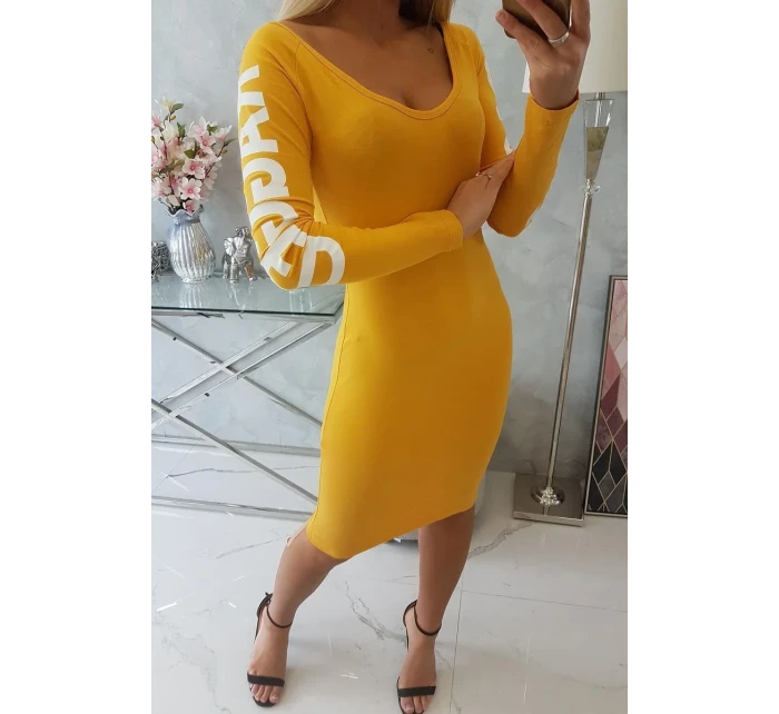 Otrhané šaty horčicovej farby Otrhané šaty horčicovej farby