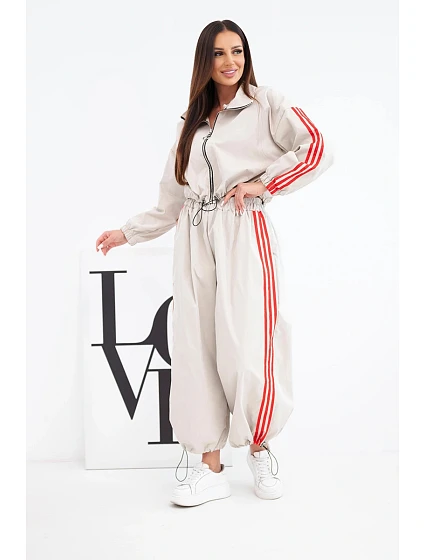 Dámská bavlněná souprava s oversized kalhotami a model 22294706 lampasy béžová - K-Fashion Dámská bavlněná souprava s oversized kalhotami a model 22294706 lampasy béžová - K-Fashion