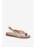 Dámské sandály na plochém podpatku s ozdobou model 21698206 zlaté - S.Barski Dámské sandály na plochém podpatku s ozdobou model 21698206 zlaté - S.Barski