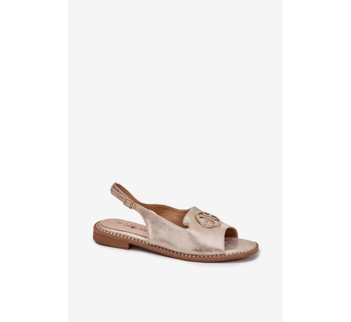 Dámské sandály na plochém podpatku s ozdobou model 21698206 zlaté - S.Barski Dámské sandály na plochém podpatku s ozdobou model 21698206 zlaté - S.Barski