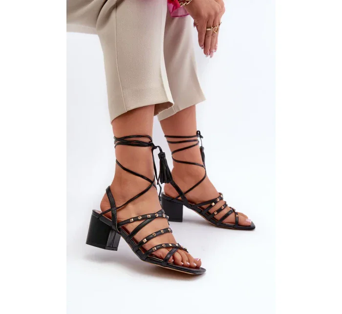 Šnurovacie sandále na nízkom podpätku zdobené čiernymi cvočkami Chrisele Šnurovacie sandále na nízkom podpätku zdobené čiernymi cvočkami Chrisele