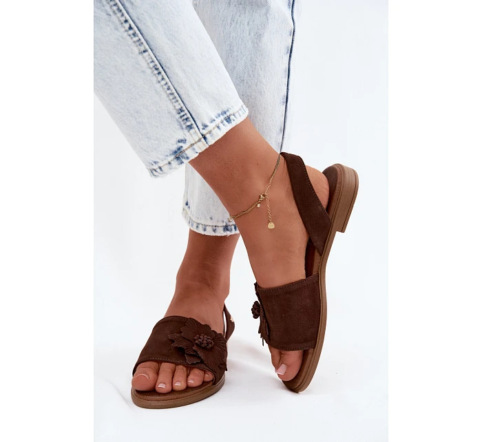 Kožené semišové sandály na nízkém podpatku s ozdobným květem model 22122974 Čokoládové - Zazoo