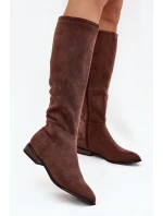 Dámské semišové kozačky na nízkém podpatku model 21848558 – hnědé - Kesi