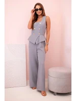 Dámská kombinéza bez rukávů s širokými nohavicemi a ozdobnými knoflíky šedý Dámská kombinéza bez rukávů s širokými nohavicemi a ozdobnými knoflíky šedý