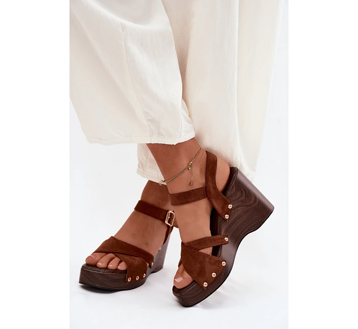 Dámské sandály na platformě se zlatými přezkami Camel model 22122848 - Boto