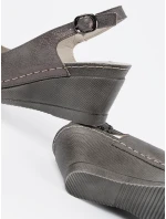 Moderné sivé a strieborné sandále pre ženy na klinoch Moderné sivé a strieborné sandále pre ženy na klinoch