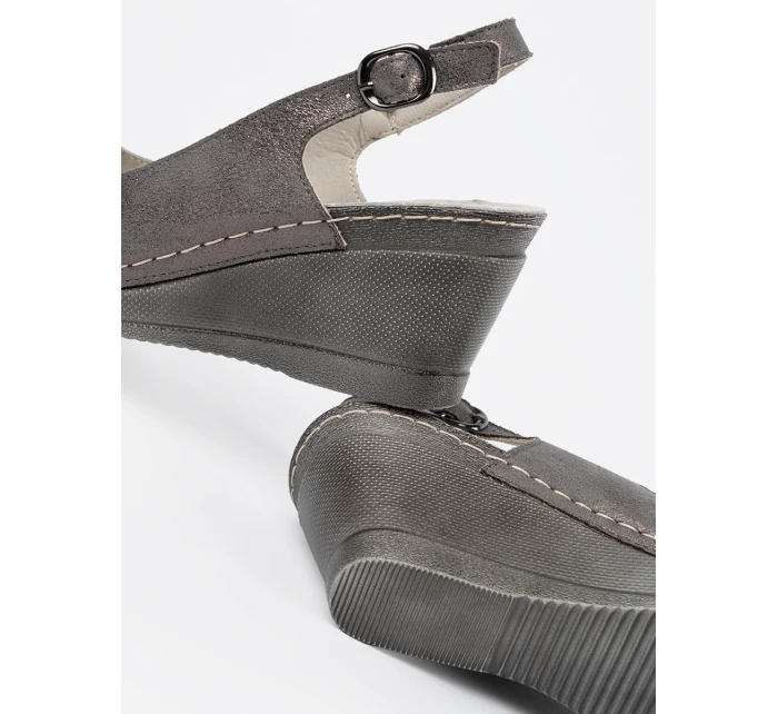 Moderné sivé a strieborné sandále pre ženy na klinoch Moderné sivé a strieborné sandále pre ženy na klinoch